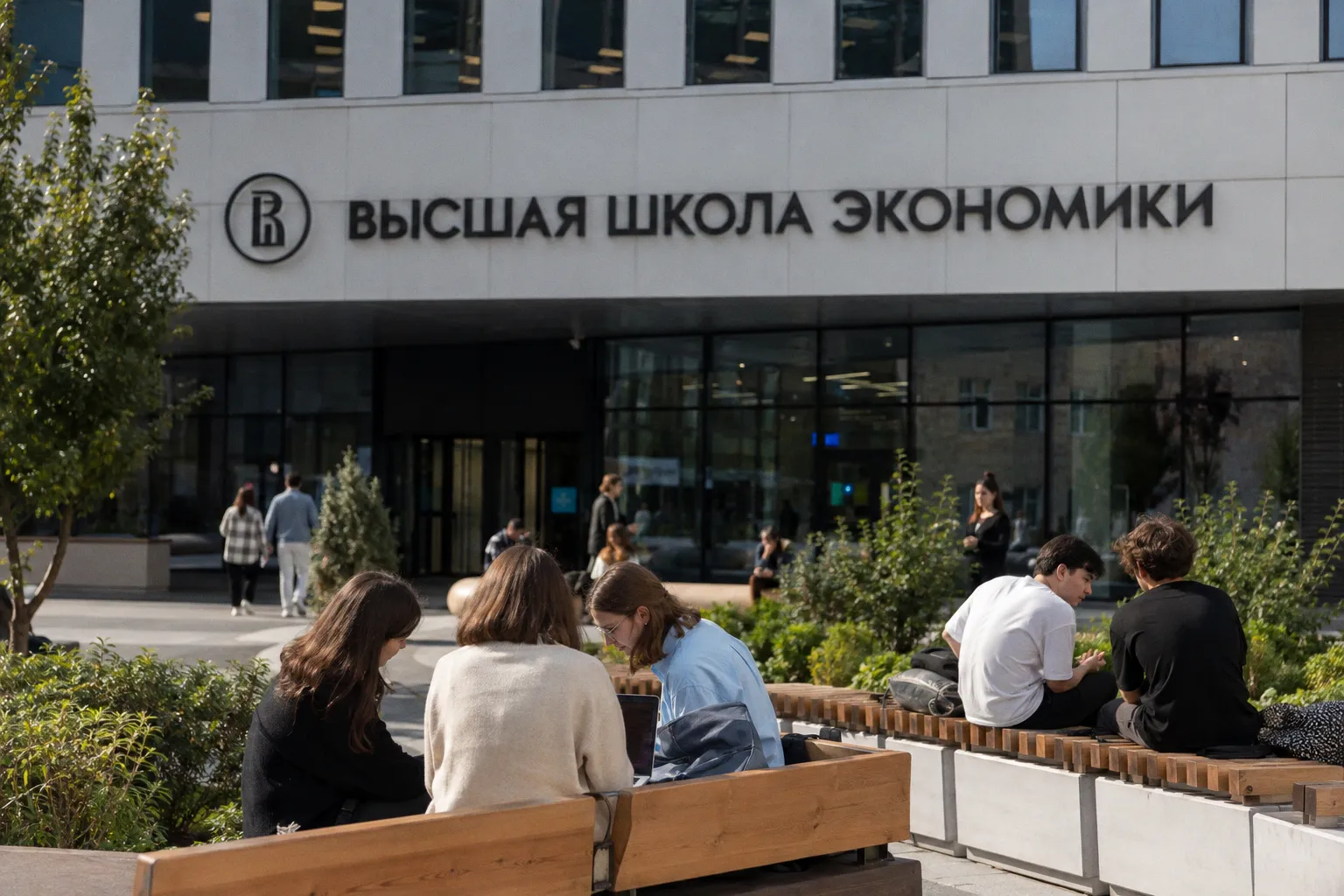 Куда поступать в 2026 году: анализируем свежие данные НИУ ВШЭ о приеме в вузы